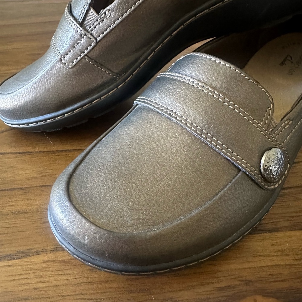 Clarks Bronze Metallic Cora Daisy Loafers Women’s 7 comfort Shoes - Picture 2 of 7
